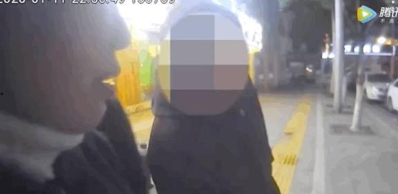 路边吃瓜群众人群图片,揭秘路边吃瓜群众的欢乐时光