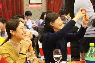 警察吃瓜群众们不亦乐乎,一场全民参与的趣味互动